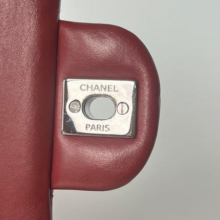 Chanel Classique rabat moyen cuir verni rouge finitions argentées