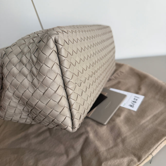 Bottega Veneta Garda Shoulder Bag Intrecciato Nappa Leather Light Grey Large 33cm