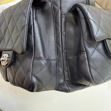 Sac Reporter Grande Taille Chanel Cambon Multipoches en Cuir de Veau Noir Logo Blanc