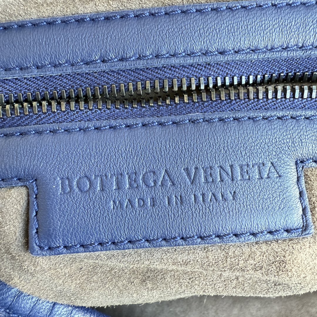 Bottega Veneta Veneta Hobo Maxi Navy Intrecciato Leather 51cm