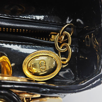 Sac à main Lady Dior moyen en cuir verni noir avec quincaillerie dorée vendu