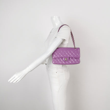 Chanel Classique rabat moyen cuir verni rouge finitions argentées