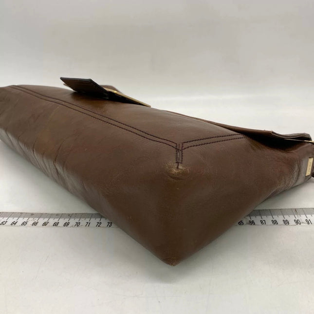 Sac à bandoulière FENDI Baguette en cuir verni froissé noir, grand modèle