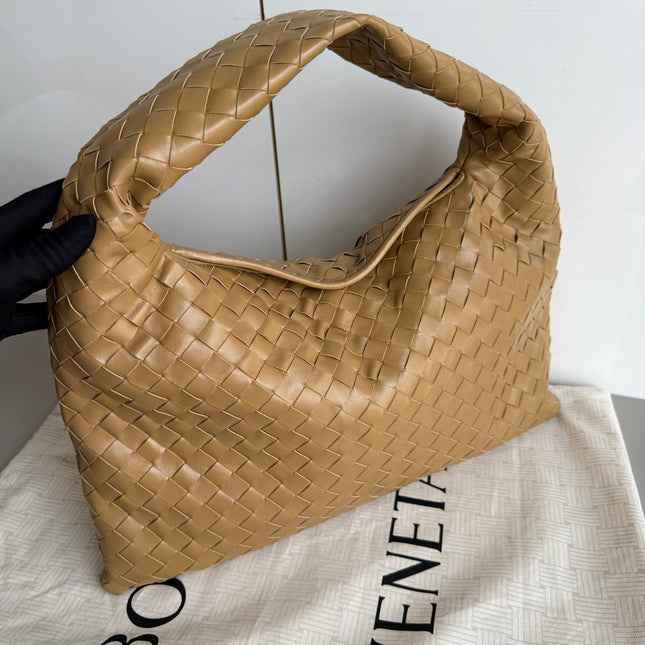 Bottega Veneta Hop Hobo Medium Leather Nutty Brown