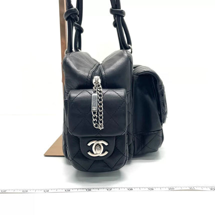 Sac Reporter Chanel Cambon multi-poches, taille moyenne, en cuir de veau noir avec CC noir