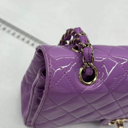 Chanel Classique rabat moyen cuir verni rouge finitions argentées