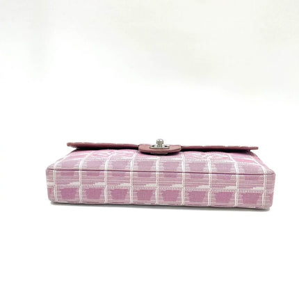 Chanel East West Chocolate Bar en jean rose avec motifs Coco