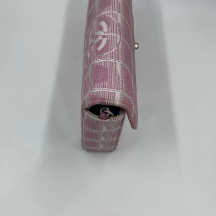 Chanel East West Chocolate Bar en jean rose avec motifs Coco
