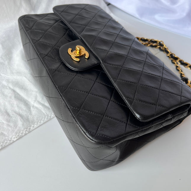 Chanel Classic Flap Vintage Medium en cuir d'agneau noir avec garnitures dorées 24 carats, 1996-1997