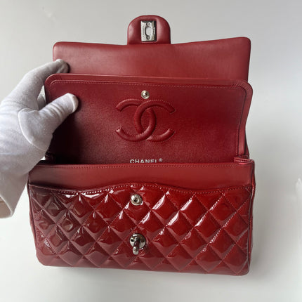 Chanel Classique rabat moyen cuir verni rouge finitions argentées