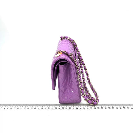 Chanel Classique rabat moyen cuir verni rouge finitions argentées