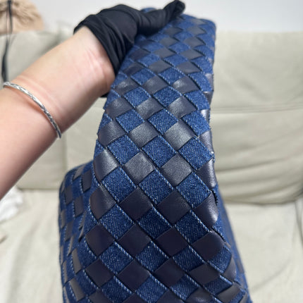 Sac hobo Bottega Veneta Hop grand modèle en cuir et jean Intrecciato bleu marine 55 cm