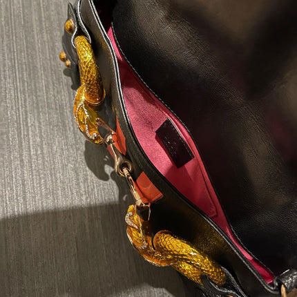 Sac bandoulière clouté en cuir de serpent noir et doré Gucci Horsebit 1955 Small