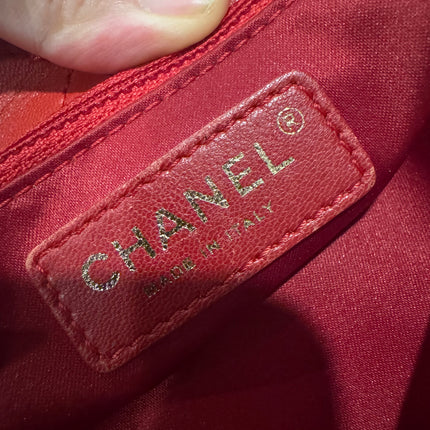 Sac cabas Chanel Grand Shopping Tote en cuir caviar bordeaux, taille GM, finitions argentées