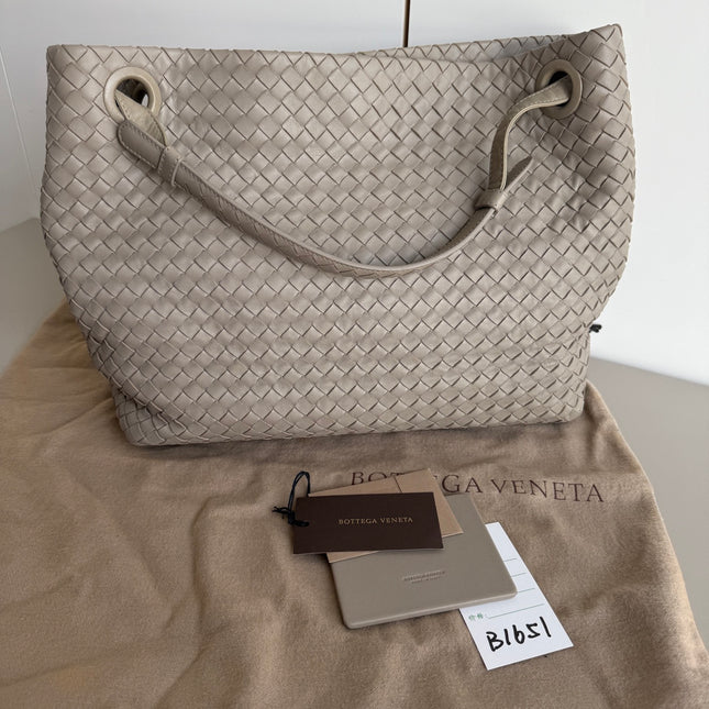 Bottega Veneta Garda Shoulder Bag Intrecciato Nappa Leather Light Grey Large 33cm-Luxbags