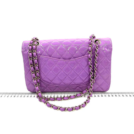 Chanel Classique rabat moyen cuir verni rouge finitions argentées