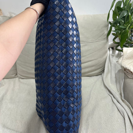 Sac hobo Bottega Veneta Hop grand modèle en cuir et jean Intrecciato bleu marine 55 cm