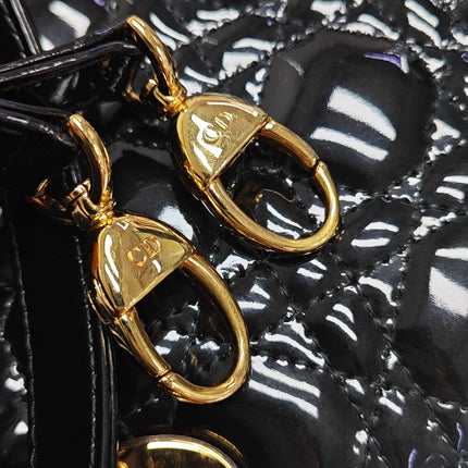 Sac à main Lady Dior moyen en cuir verni noir avec quincaillerie dorée vendu