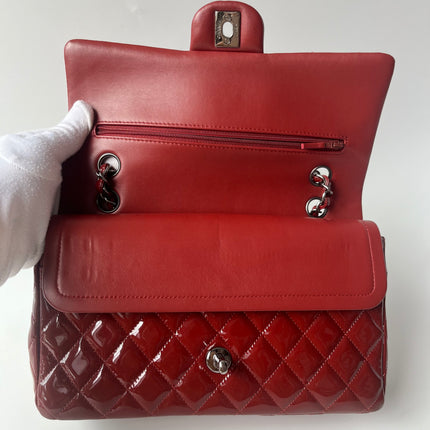 Chanel Classique rabat moyen cuir verni rouge finitions argentées