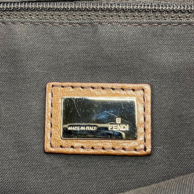 Sac à bandoulière FENDI Baguette en cuir verni froissé noir, grand modèle