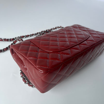 Chanel Classique rabat moyen cuir verni rouge finitions argentées