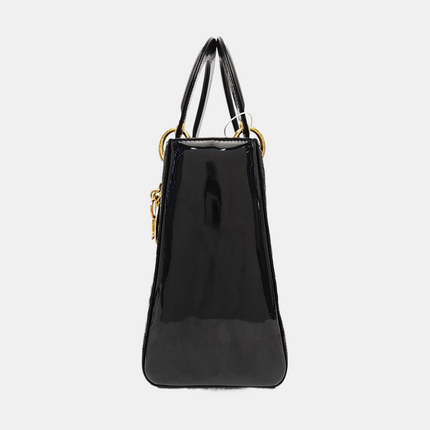 Sac à main Lady Dior moyen en cuir verni noir avec quincaillerie dorée vendu