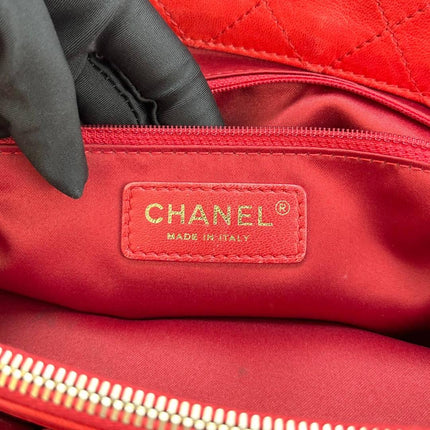 Sac cabas Chanel Grand Shopping Tote en cuir caviar bordeaux, taille GM, finitions argentées