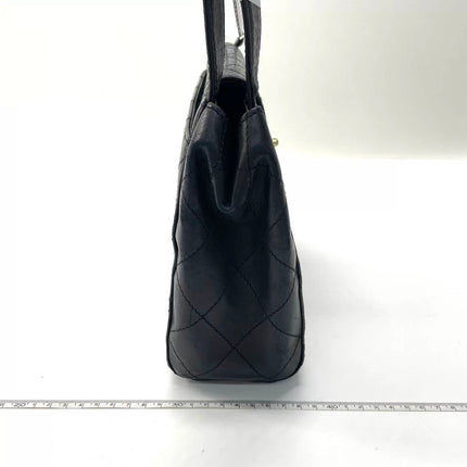 Sac Chanel Vintage Kelly à Rabat en Cuir Noir avec Bandoulière Réglable et Bijouterie en Or 24 carats