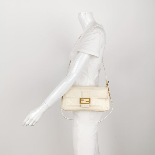 Sac à bandoulière FENDI Baguette en cuir verni froissé blanc