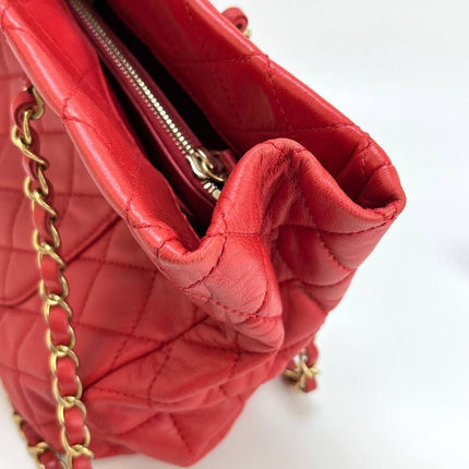 Sac cabas Chanel Grand Shopping Tote en cuir caviar bordeaux, taille GM, finitions argentées