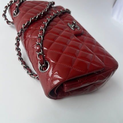 Chanel Classique rabat moyen cuir verni rouge finitions argentées