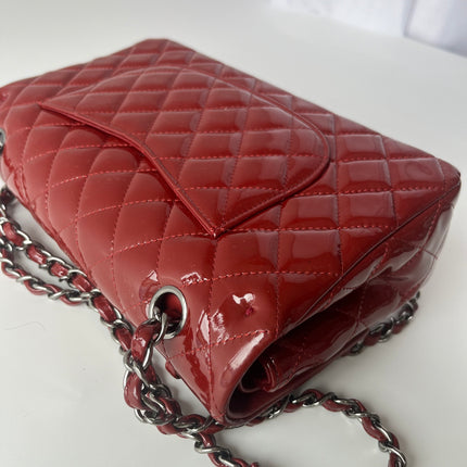 Chanel Classique rabat moyen cuir verni rouge finitions argentées