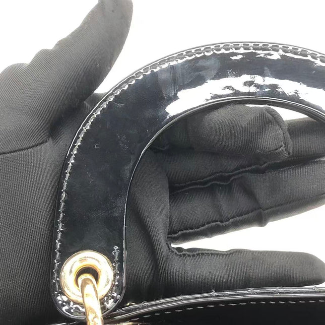 Rote Mini-Handtasche aus Lackleder von Lady Dior mit goldenen Beschlägen