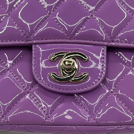 Chanel Classique rabat moyen cuir verni rouge finitions argentées