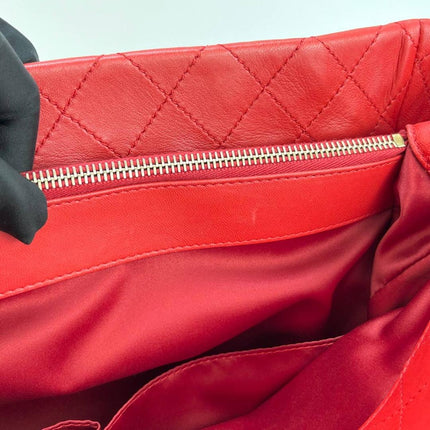 Sac cabas Chanel Grand Shopping Tote en cuir caviar bordeaux, taille GM, finitions argentées