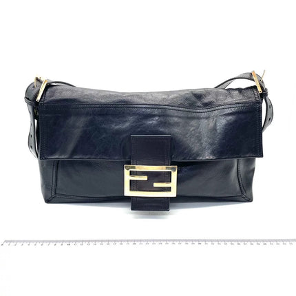 Sac à bandoulière FENDI Baguette en cuir verni froissé noir, grand modèle