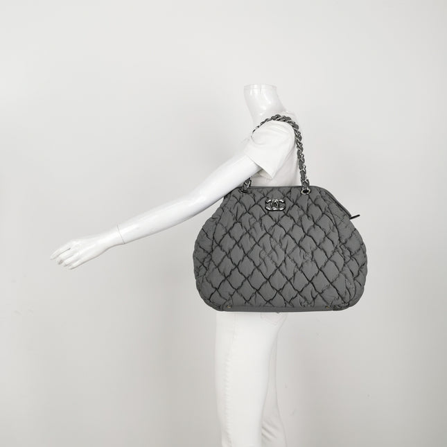 Sac à rabat matelassé à rayures Chanel Bubble Chain, cabas rouge/blanc