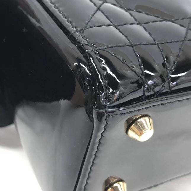 Rote Mini-Handtasche aus Lackleder von Lady Dior mit goldenen Beschlägen