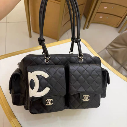 Sac Reporter Grande Taille Chanel Cambon Multipoches en Cuir de Veau Noir Logo Blanc