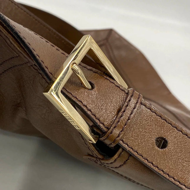 Sac à bandoulière FENDI Baguette en cuir verni froissé noir, grand modèle