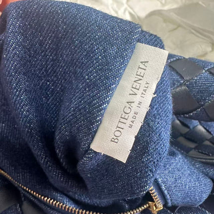 Sac hobo Bottega Veneta Hop grand modèle en cuir et jean Intrecciato bleu marine 55 cm