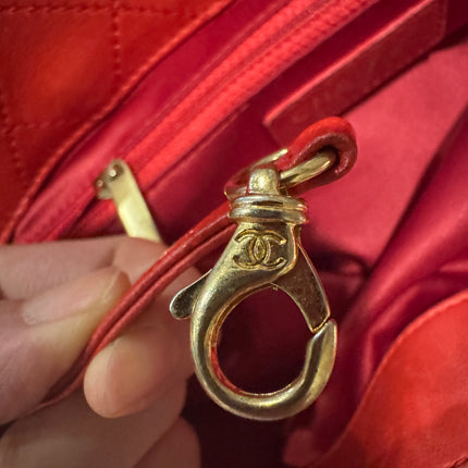 Sac cabas Chanel Grand Shopping Tote en cuir caviar bordeaux, taille GM, finitions argentées
