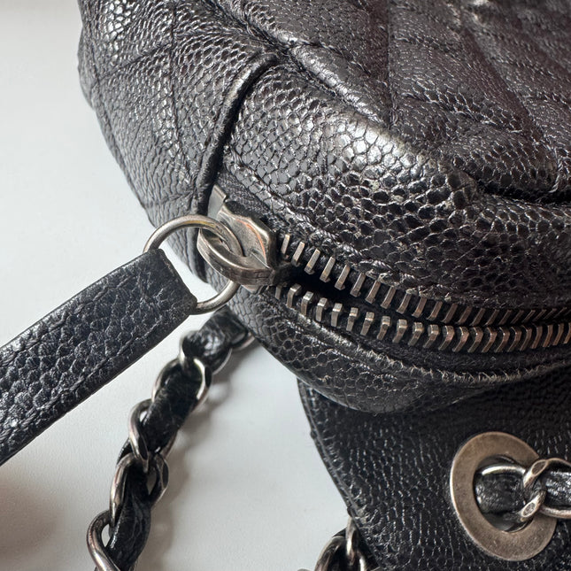 Sac bandoulière Chanel Easy Flap Jumbo en cuir caviar noir avec finition argentée