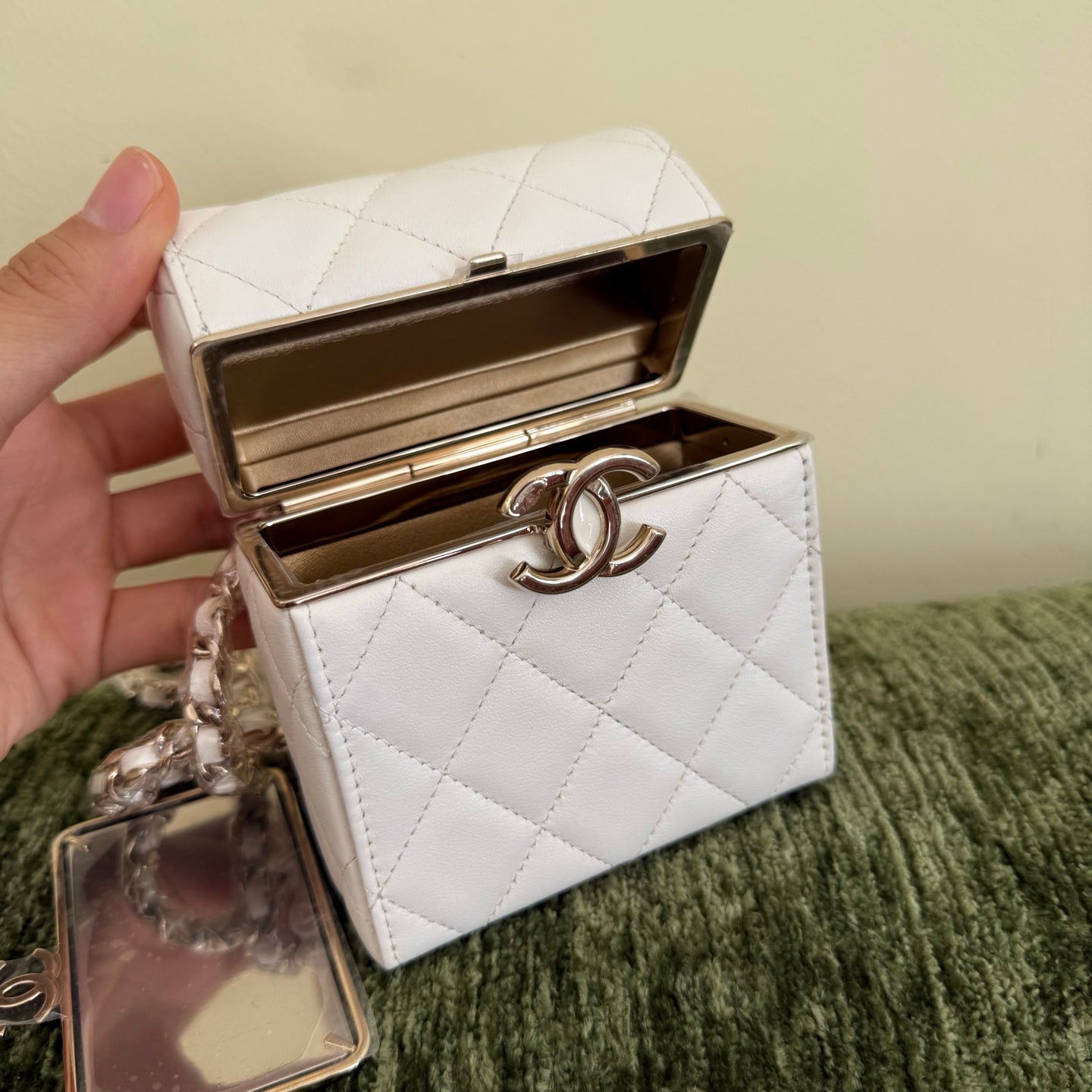 CHANEL ホワイト ミニバッグ Small flap bag with top handle, Grained shiny calfskin & gold-tone