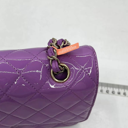 Chanel Classique rabat moyen cuir verni rouge finitions argentées
