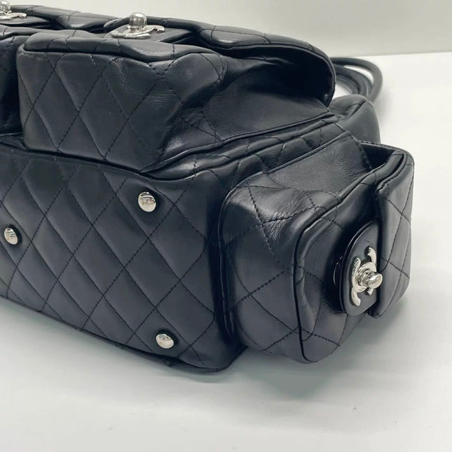 Sac Reporter Chanel Cambon multi-poches, taille moyenne, en cuir de veau noir avec CC noir