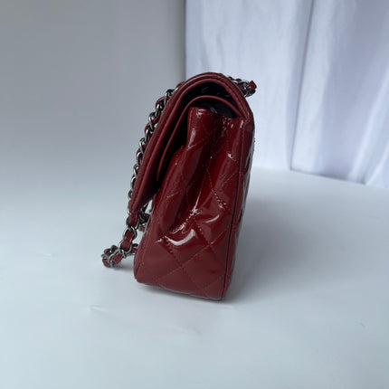 Chanel Classique rabat moyen cuir verni rouge finitions argentées