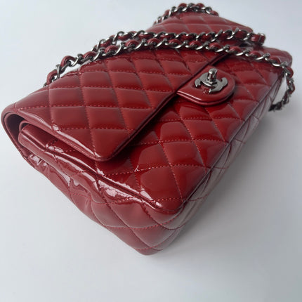 Chanel Classique rabat moyen cuir verni rouge finitions argentées