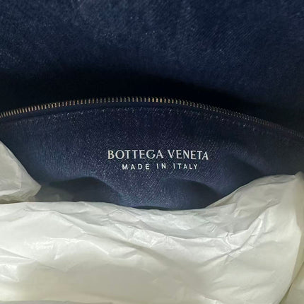 Sac hobo Bottega Veneta Hop grand modèle en cuir et jean Intrecciato bleu marine 55 cm