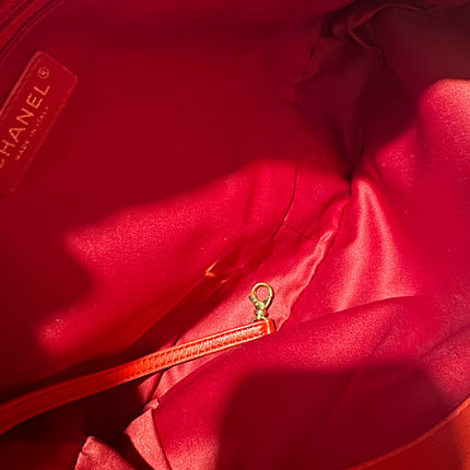 Sac cabas Chanel Grand Shopping Tote en cuir caviar bordeaux, taille GM, finitions argentées